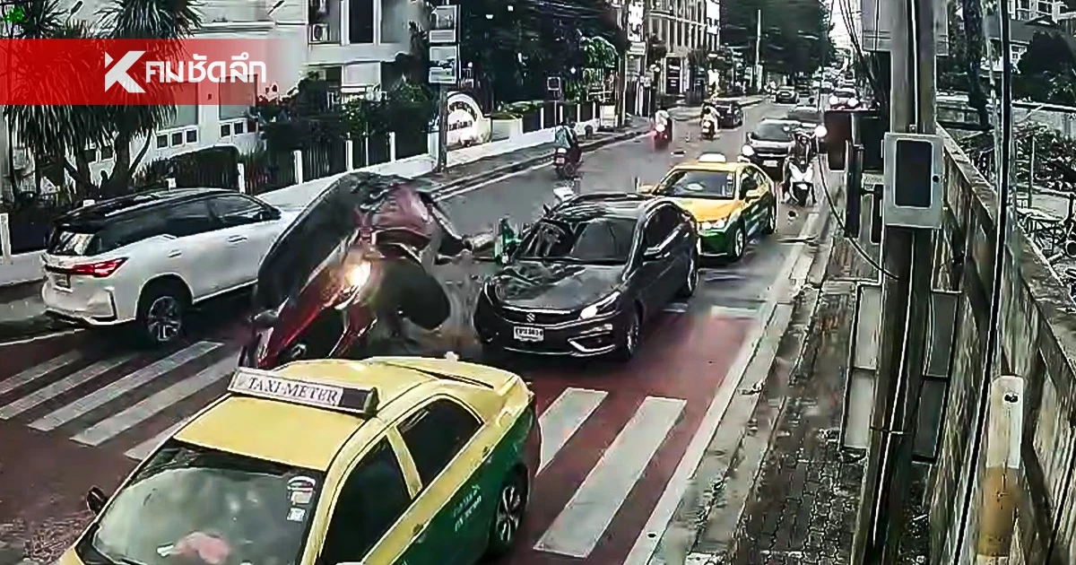เปิดคลิปเก๋งซิ่งชนแหลก สามแยกฟูจิ สุขุมวิท 39 จยย. ข้อเท้าขาด