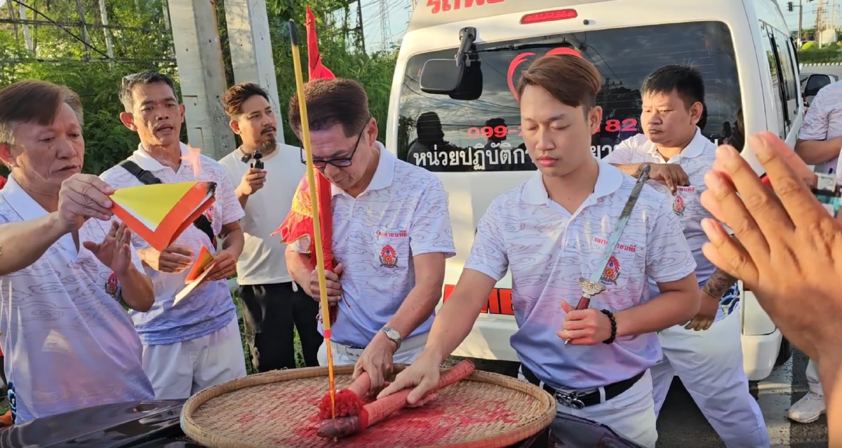 แตกตื่นมูลนิธิจิ๊บเต็กเซียงตึ้งเก็บวิญญาณตามถนนแยกไฟแดงพิธีเทกระจาด