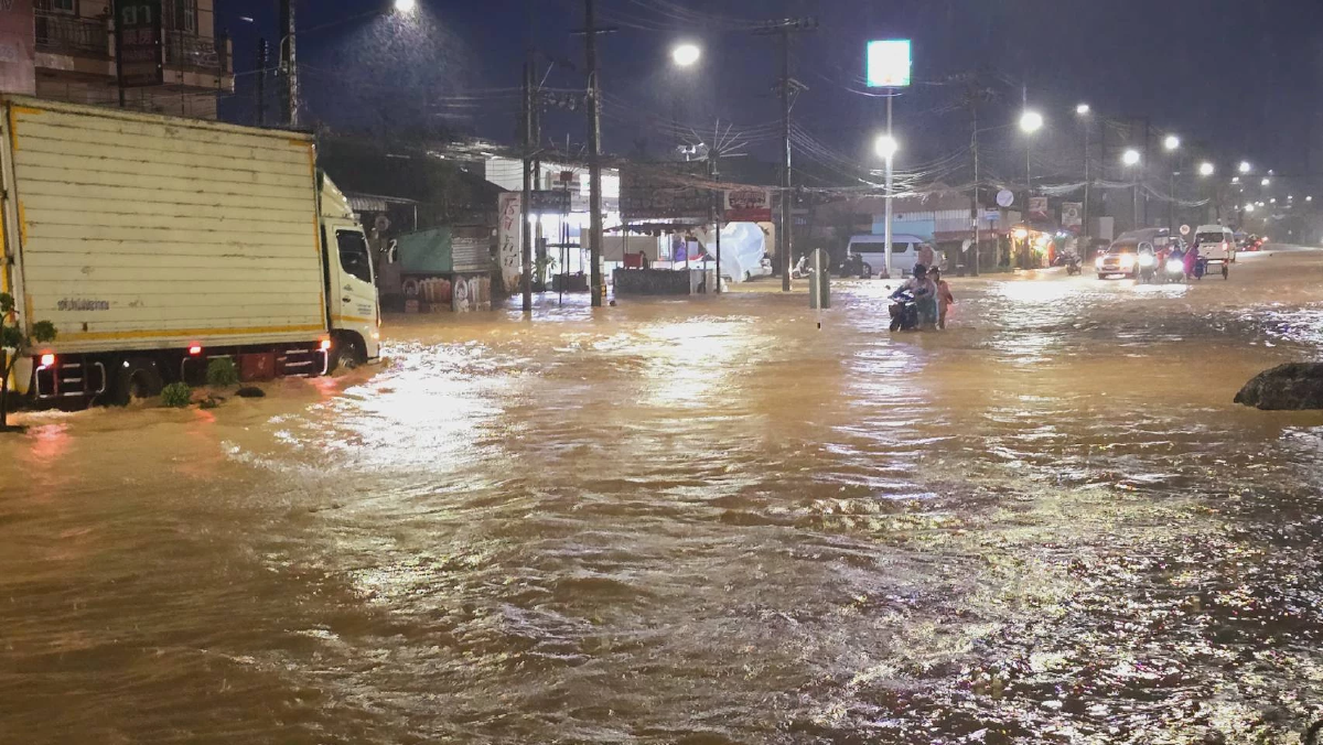 ฝนตกต่อเนื่องหลายชั่วโมง น้ำท่วมถนนหลายสายในพื้นที่จังหวัดภูเก็ต