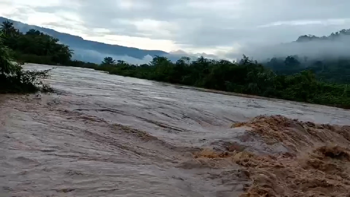 ฝนกระหน่ำทั้งคืนส่งผลน้ำป่าทะลักเข้าท่วมใจกลางอำเภอวังโป่ง